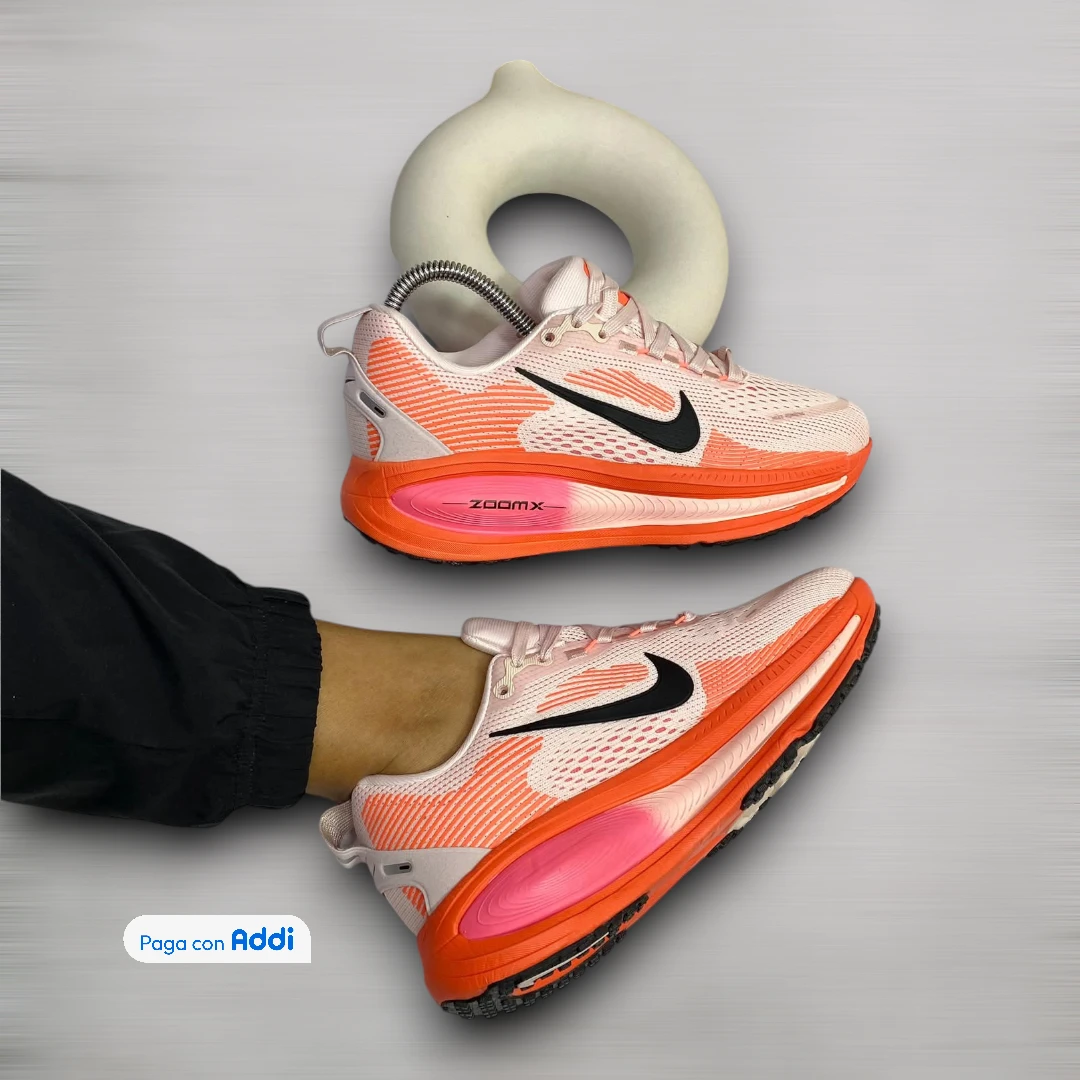 Tenis Nike Vomero 18 blanco naranja negro para correr y caminar con amortiguación superior y diseño deportivo