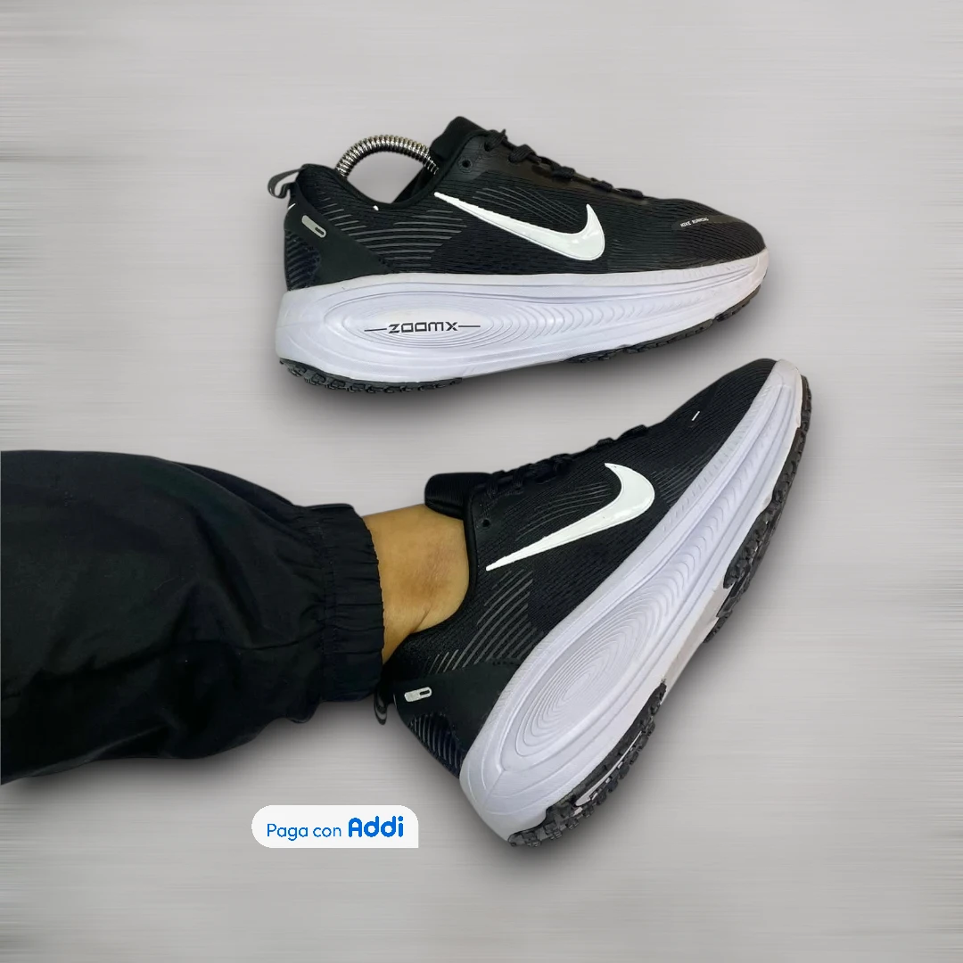Tenis Nike Vomero 18 negro blanco para correr y caminar con amortiguación avanzada y confort premium