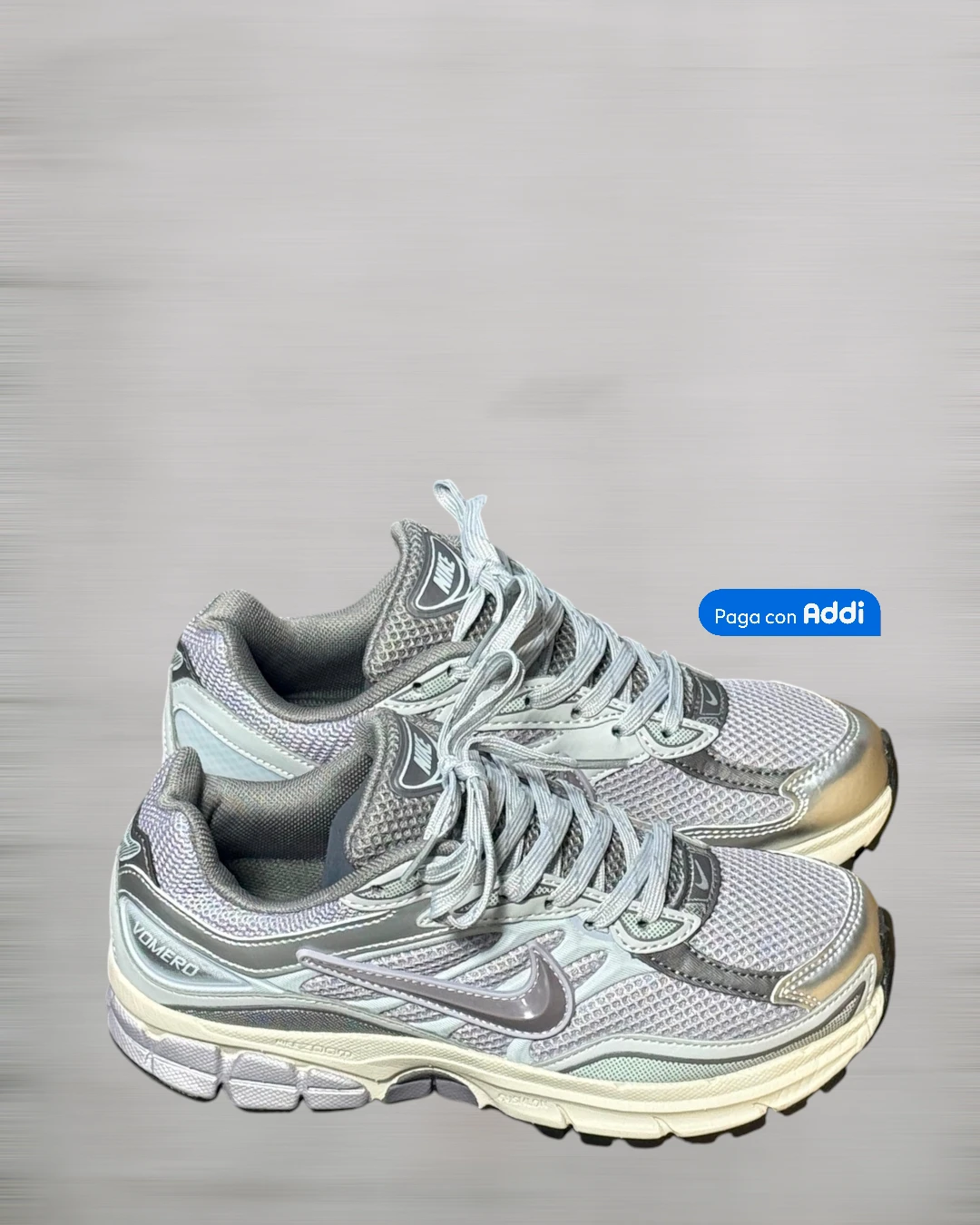 Tenis Nike Vomero gris plateado estilo running urbano para caminar con amortiguación cómoda y diseño deportivo premium