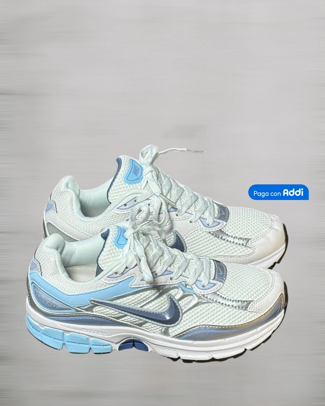 Tenis Nike Vomero blanco plateado azul para running y uso diario con amortiguación avanzada y máximo confort
