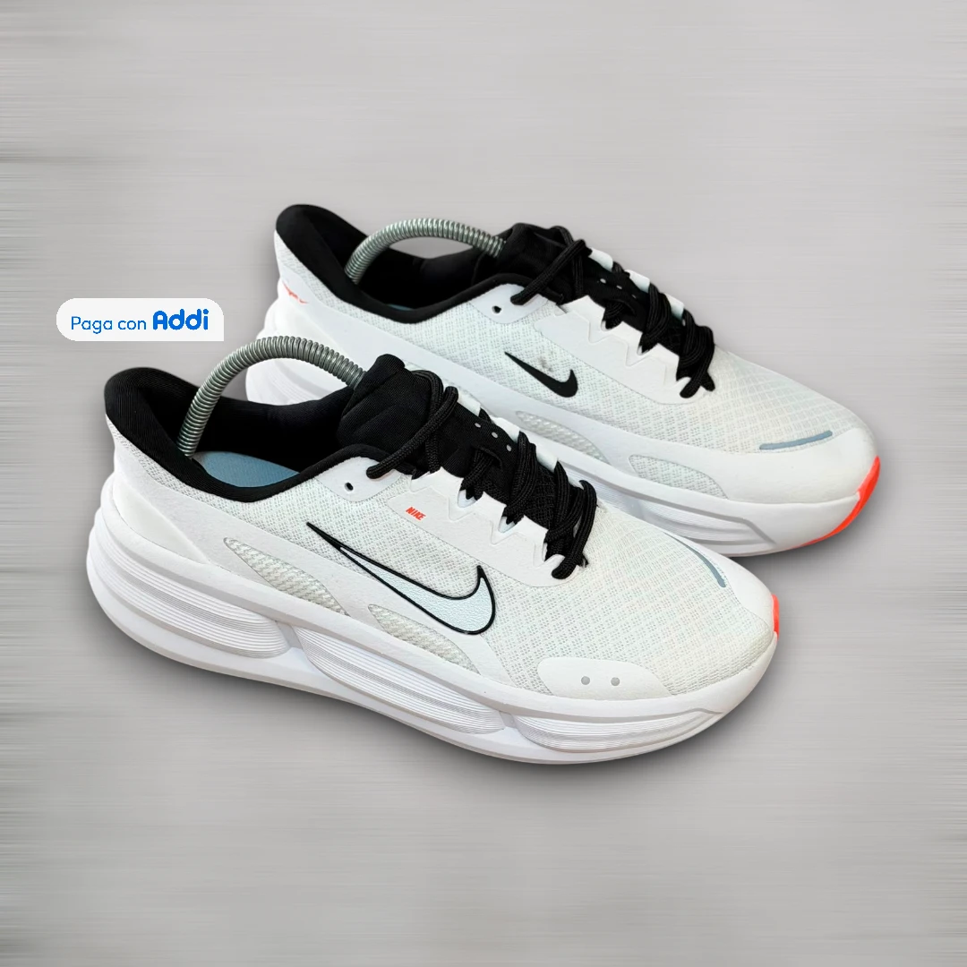 Tenis Nike Zoom blanco negro estilo running para caminar con amortiguación reactiva y diseño deportivo moderno