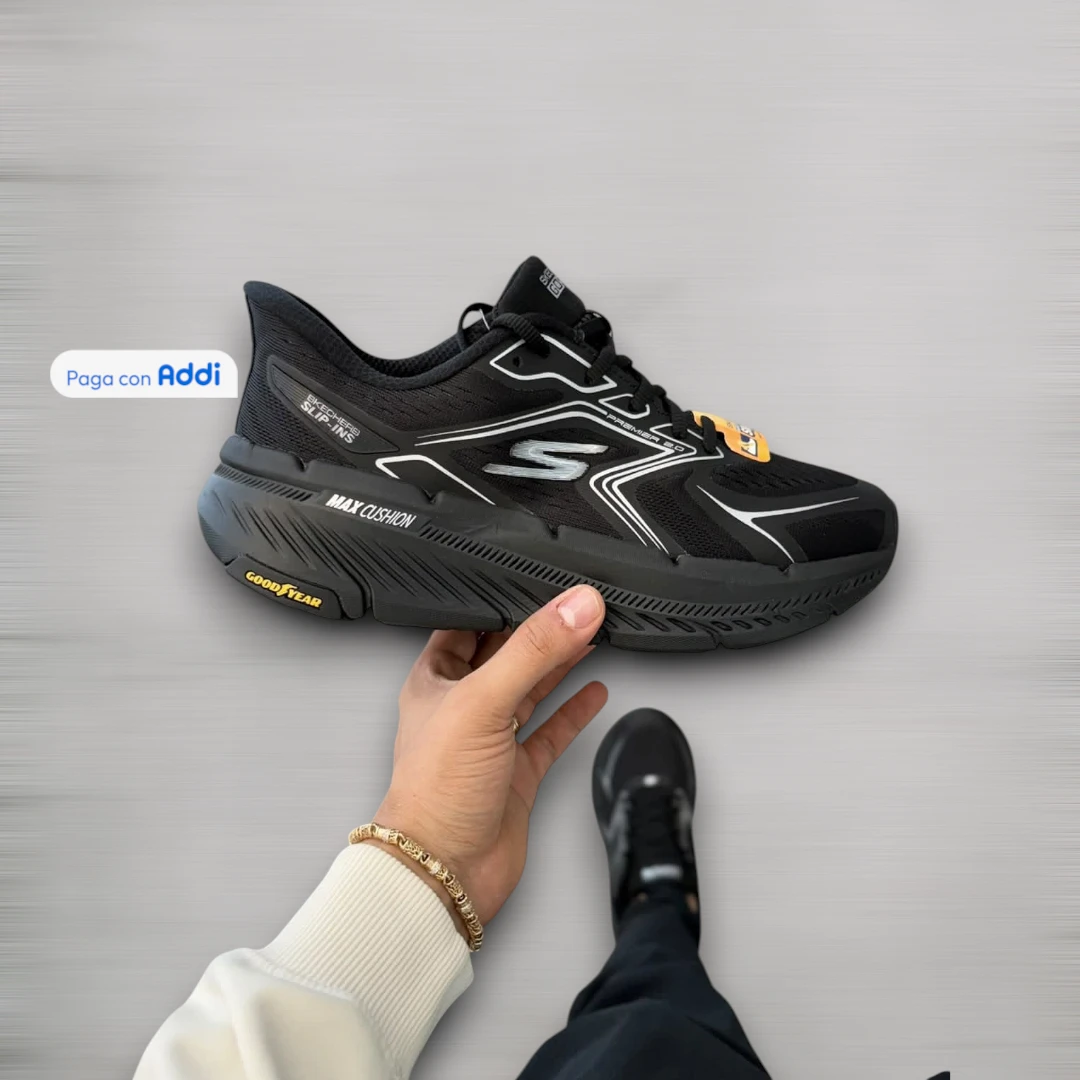 Tenis Skechers negro para caminar y uso diario, con diseño deportivo versátil, plantilla confortable y soporte